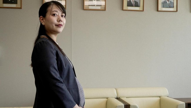 Japan's First Mayor to Take Maternity Leave Sparks Debate on Gender and Pay