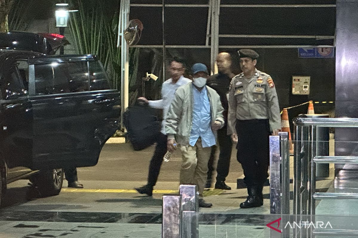West Lombok Regent Lalu Ahmad Zaini Arrives at KPK Building After Sting Operation
