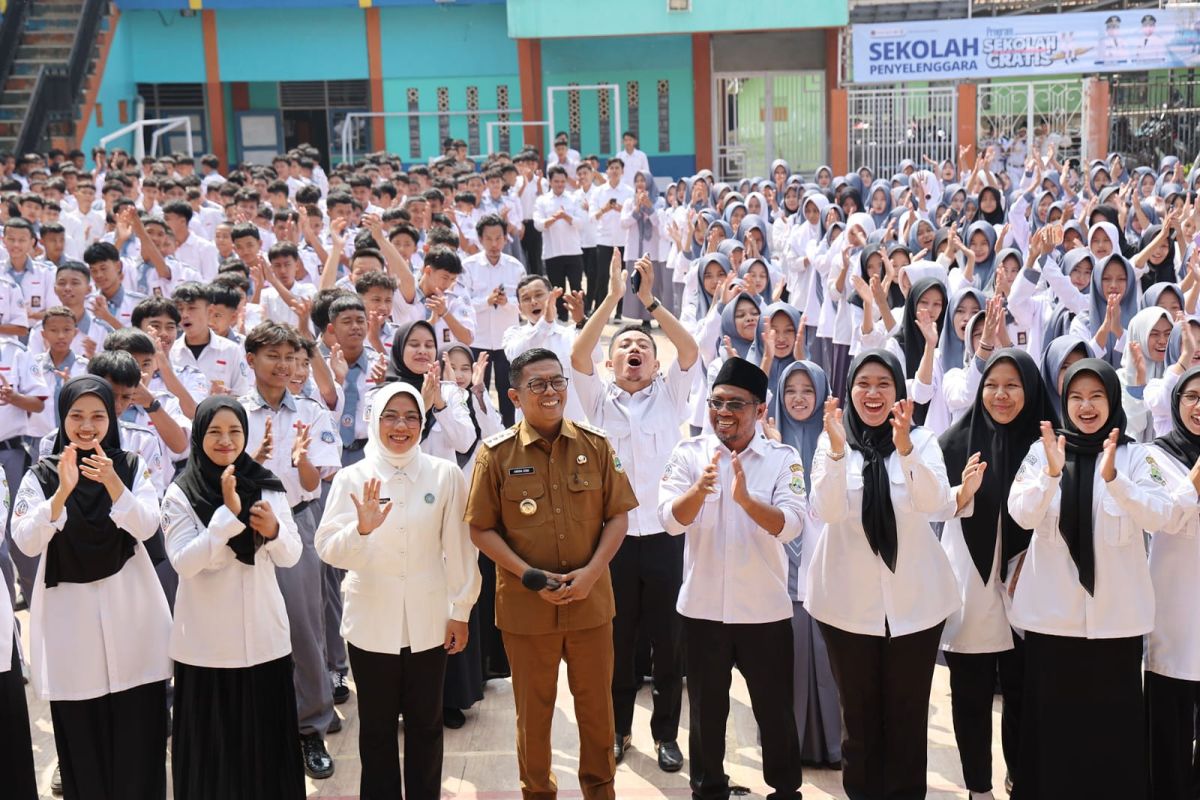 Banten Governor Urges Students to Leverage Free School Programme to Achieve Their Dreams
