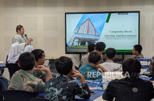 Dozens of SMKN 39 Jakarta Students Undergo Job Interview Training from YARSI Psychology Faculty