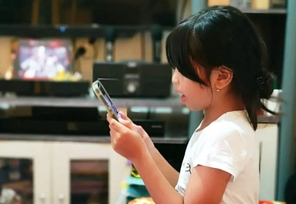 UI Professor: Children Under 16 Not Psychologically Ready for Social Media