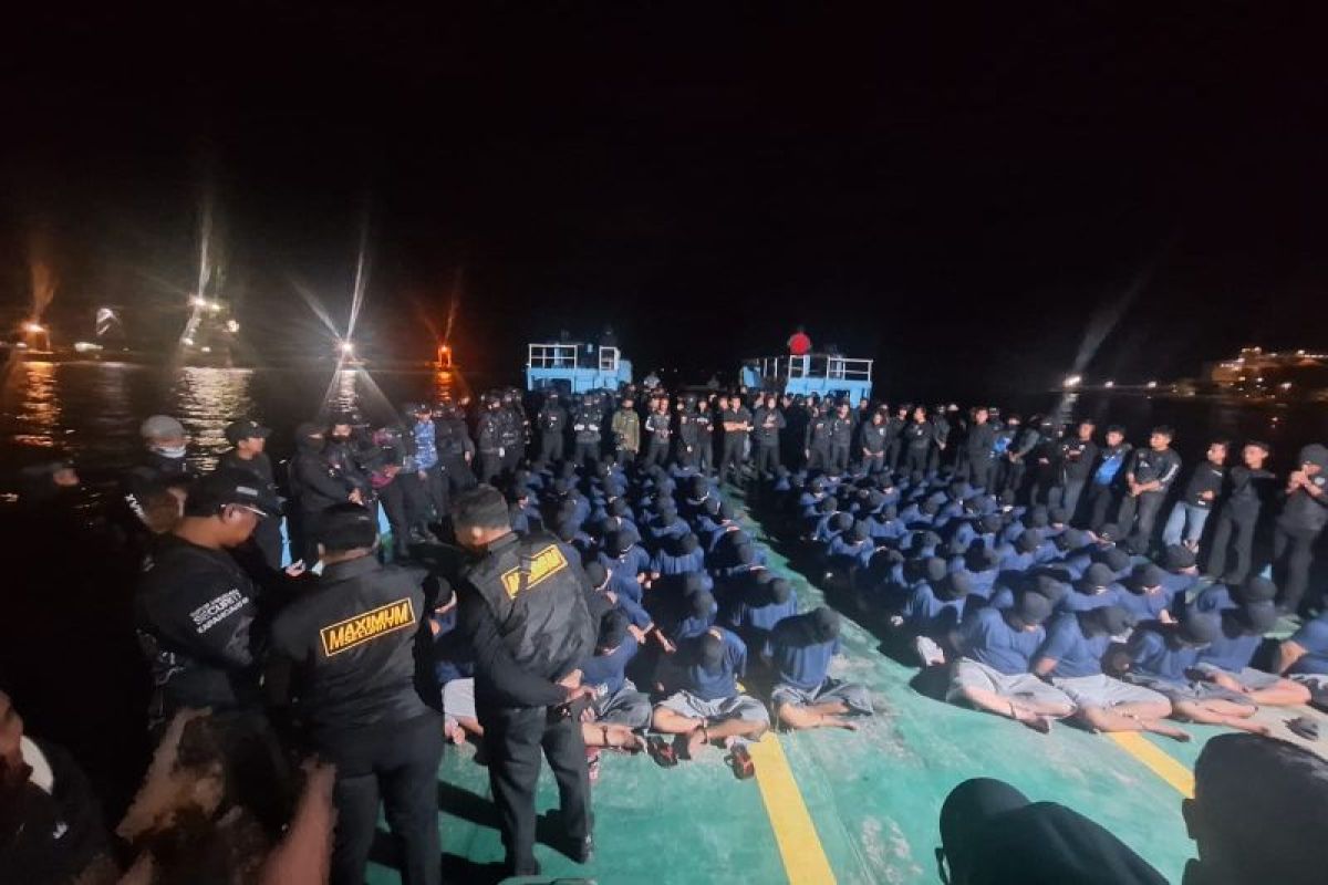 79 high-risk prisoners transferred from South Sulawesi to Nusakambangan