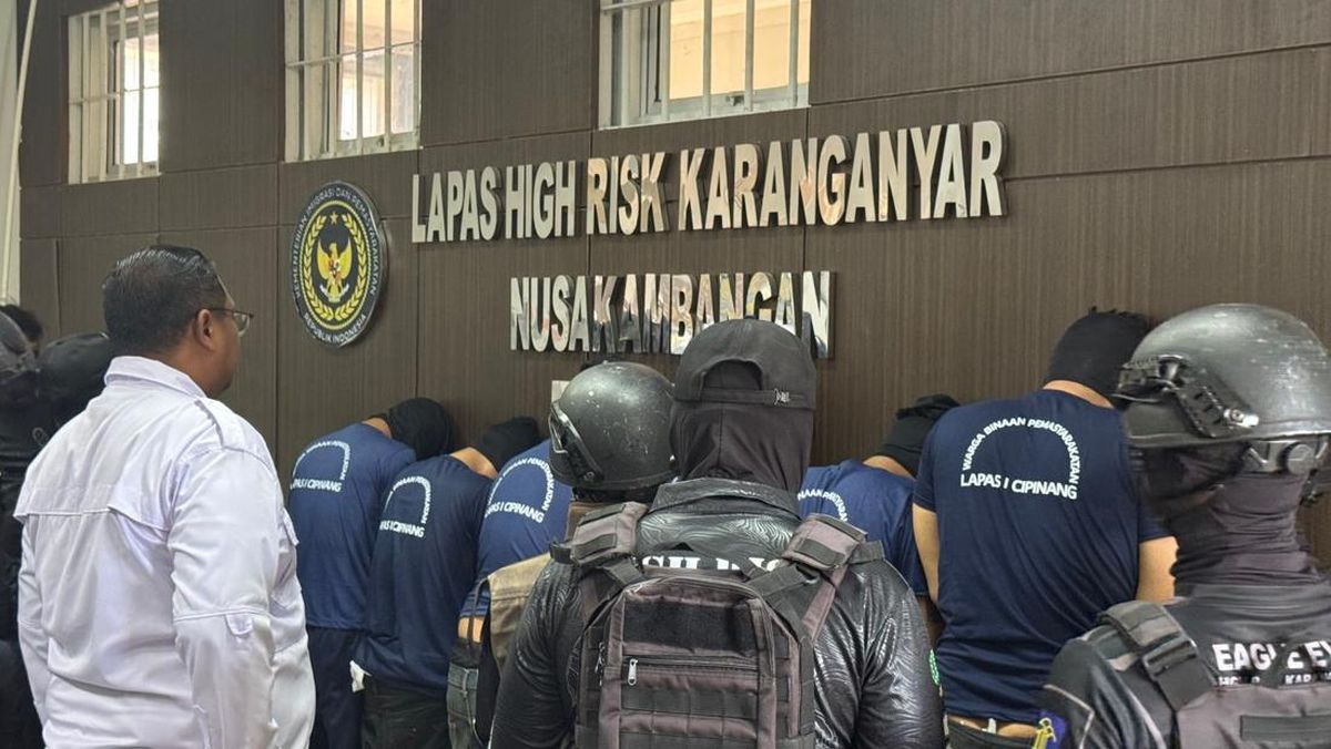 79 High-Risk Inmates Transferred from Makassar Prison to Nusakambangan