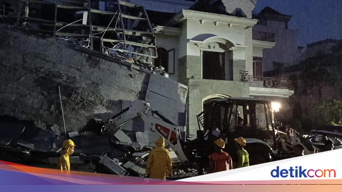 Heavy Equipment Deployed to Evacuate Victims of Housing Explosion in Medan