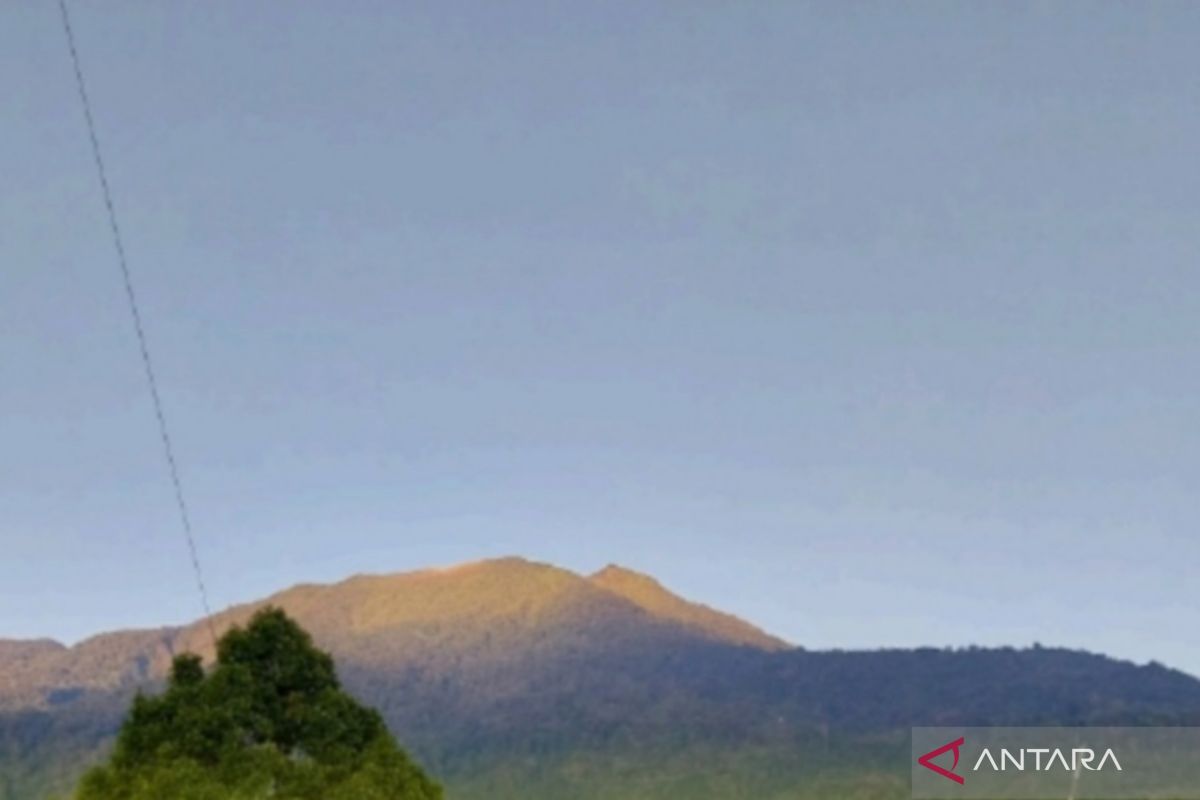 Volcanic earthquakes at Mount Sorikmarapi surge, alert status raised