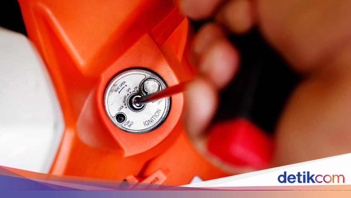 Two Motorbike Thieves Beaten by Mob in South Jakarta After Crashing into Rubbish Bin While Fleeing