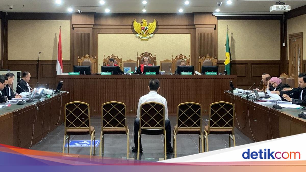 Cargo Boss Admits Giving Rp 3.2 Billion in Coded Envelopes to Customs Official