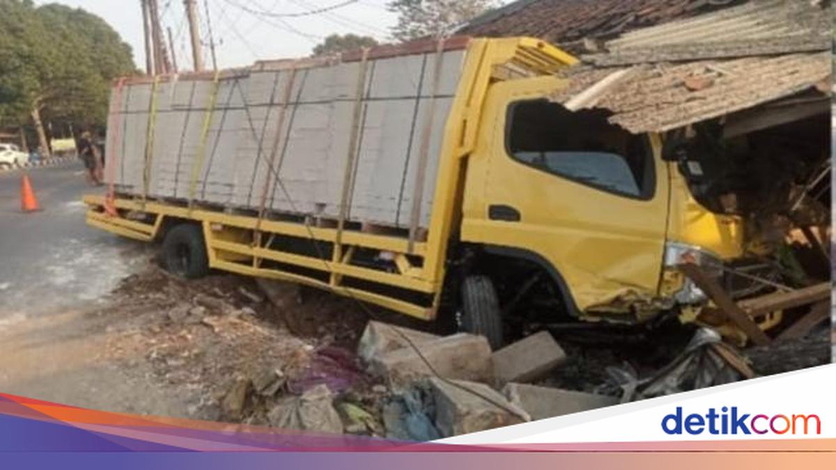 Truck Crashes into House in Bogor, Causing Damage