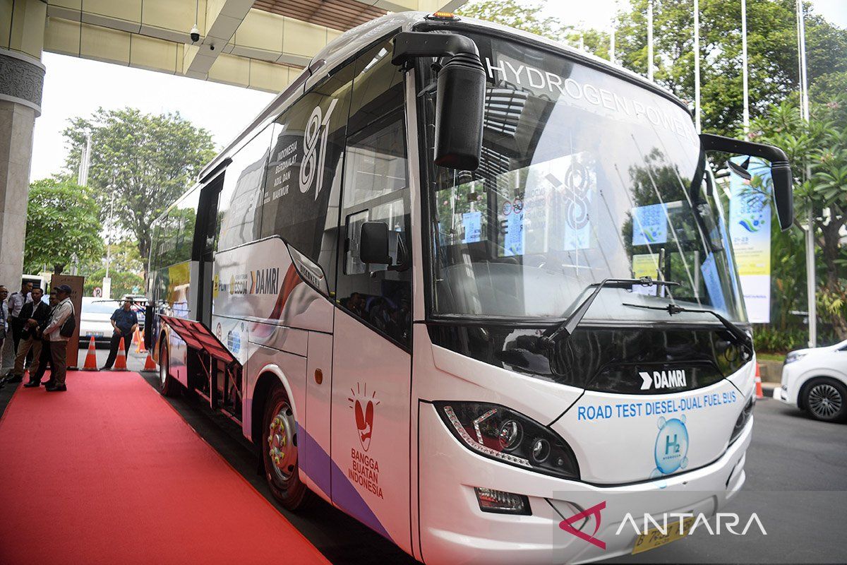 Minister Bahlil to Discuss Hydrogen-Powered TransJakarta Buses with Jakarta Governor