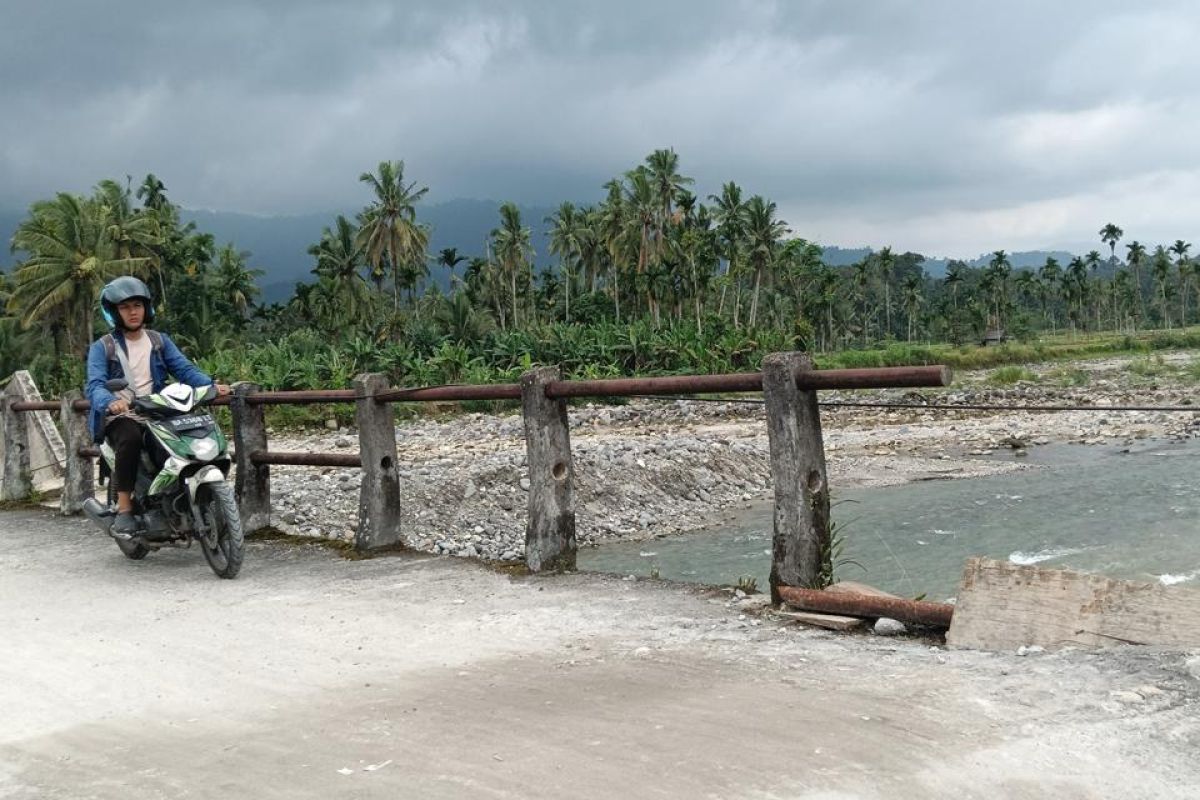 Emergency bridge reopens, restoring access in Padang Pariaman