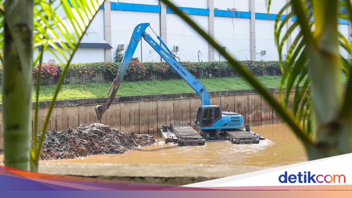 Pramono to Accelerate River Normalisation During Dry Season: Low Water Levels Ease Work