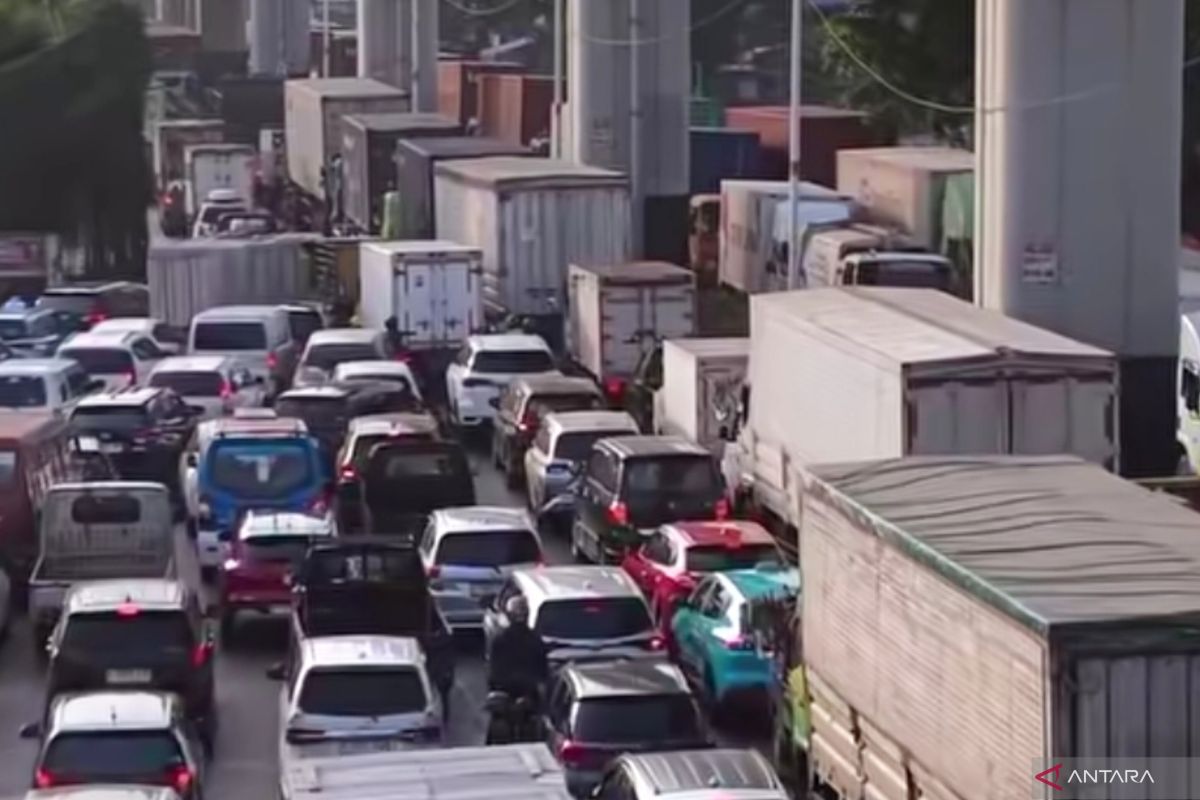 Severe congestion in Cakung-Cilincing caused by loading and unloading activities at depots