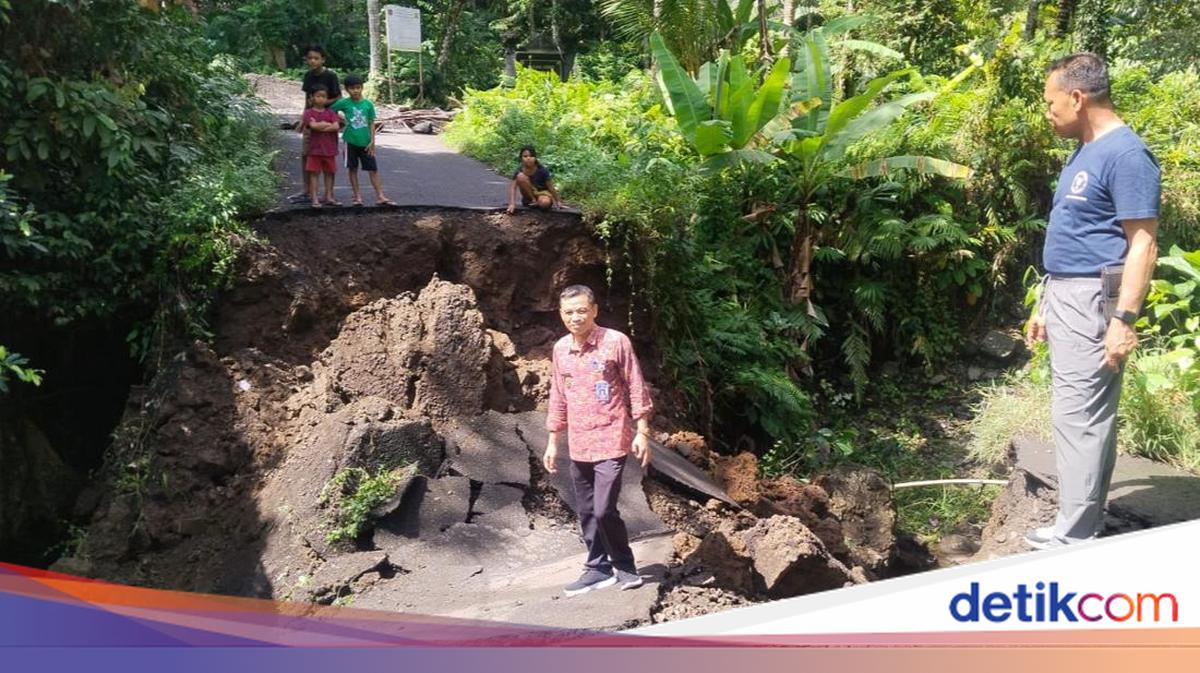 Bridge in Sidemen, Karangasem Collapses After Heavy Rain