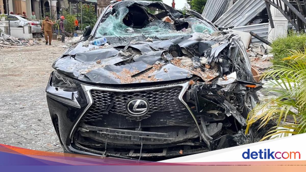 Lexus and Several Other Cars Damaged in Medan Mansion Explosion