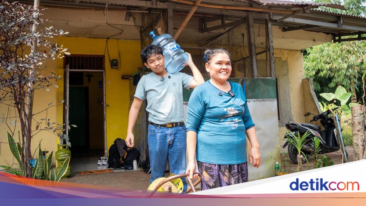 Tearful Moment as Son of a Water Gallon and Melon Gas Seller Gets Free Tuition at UGM