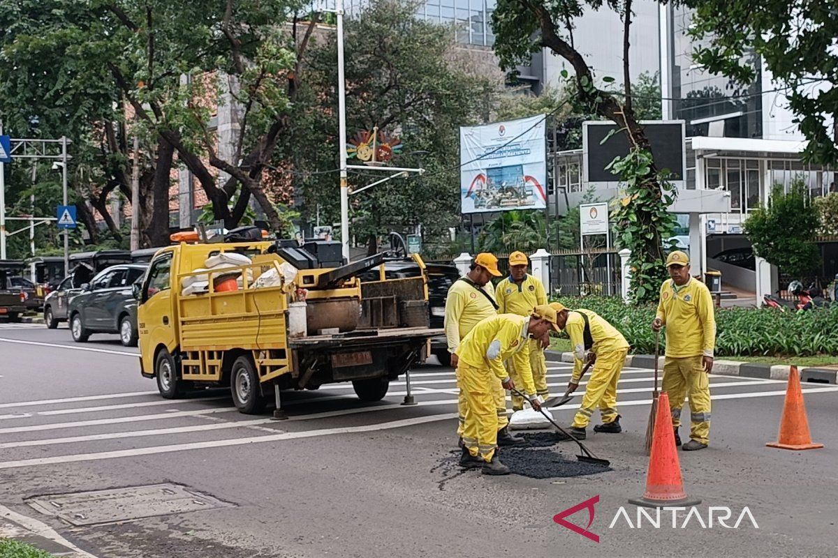 DKI Bina Marga: Unstable soil triggers concreting on Jalan Kebon Sirih