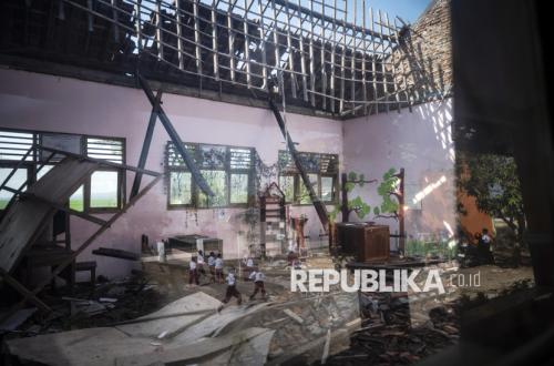 Collapsed Classroom Roof Forces Students at SD Negeri Tanggirejo into Shift Learning