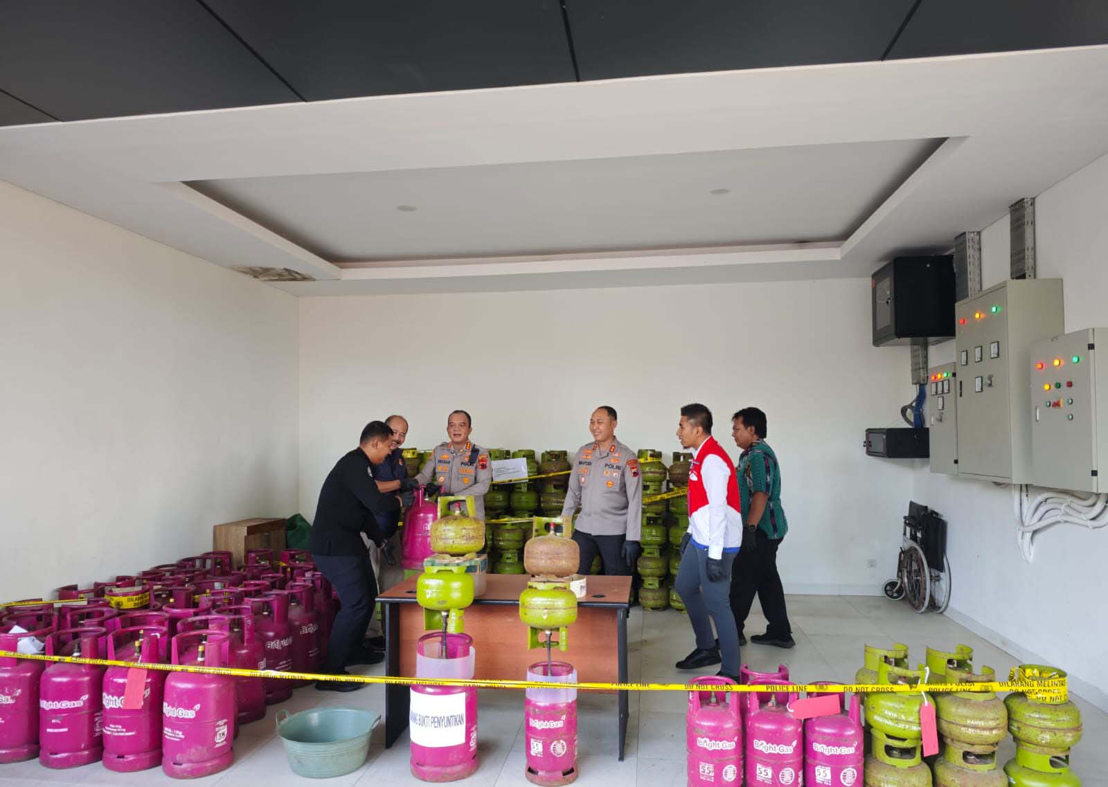 Police Uncover Illegal 3kg LPG Subsidy Misuse Operation in Banyumas, Hundreds of Cylinders Seized