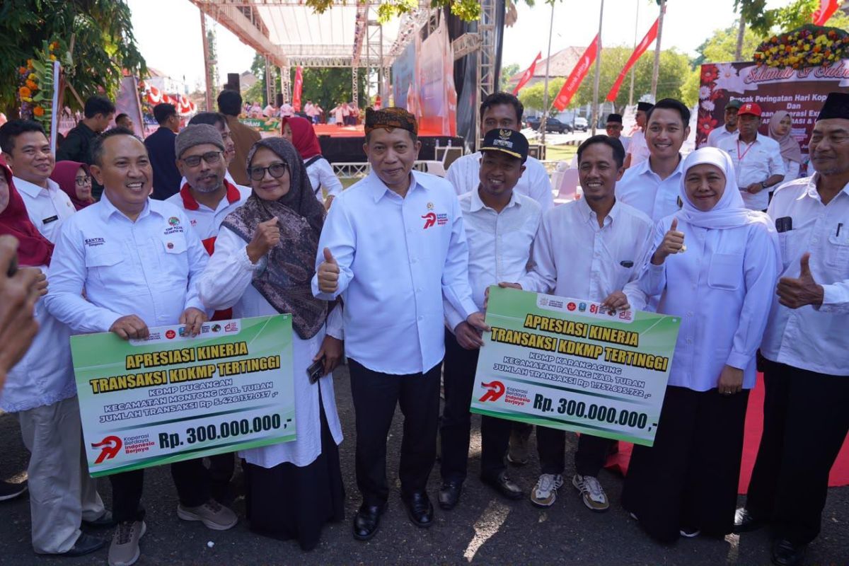 Khofifah Awards Rp1.9 Billion to Top 10 Village Cooperative Units in East Java