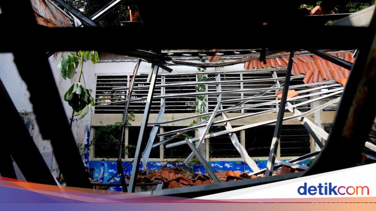 Misery of a State Primary School in Kebayoran Lama, Collapsed for Years