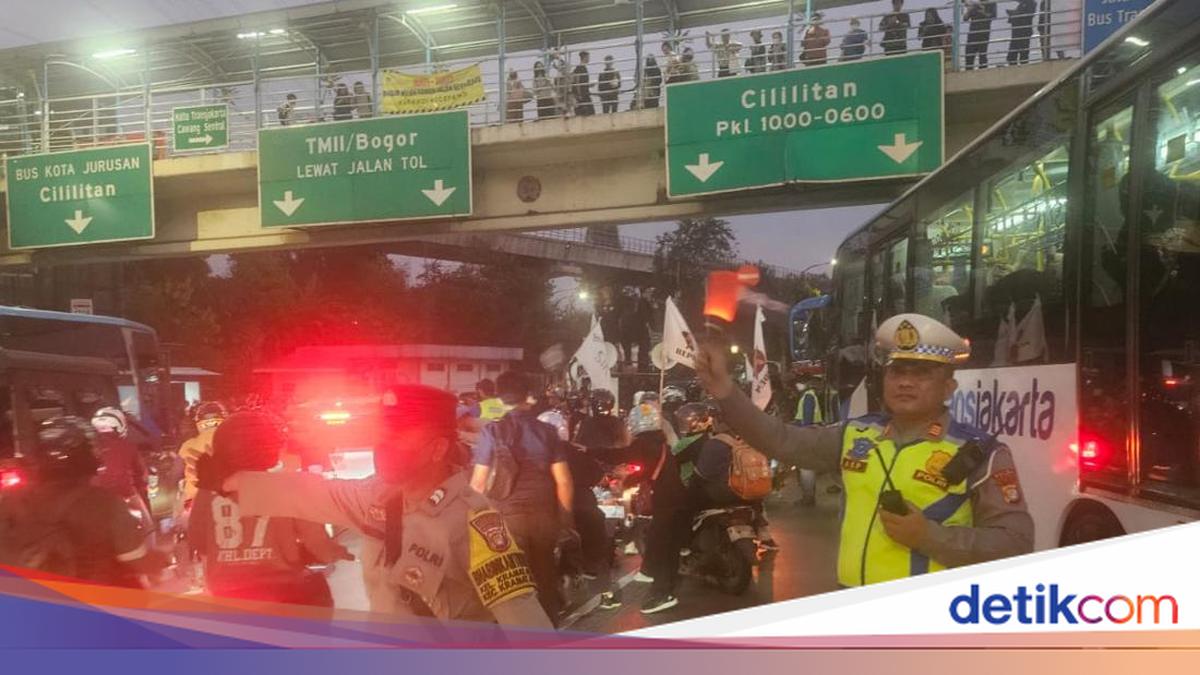 Traffic in Cawang, East Jakarta, Returns to Normal After Protest Near UKI Causes Gridlock