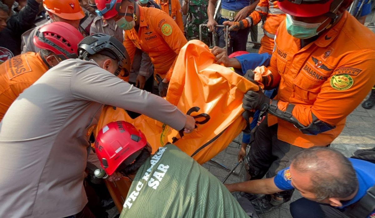 SAR Team Recovers Second Victim's Body from Grand Polonia Explosion in Medan