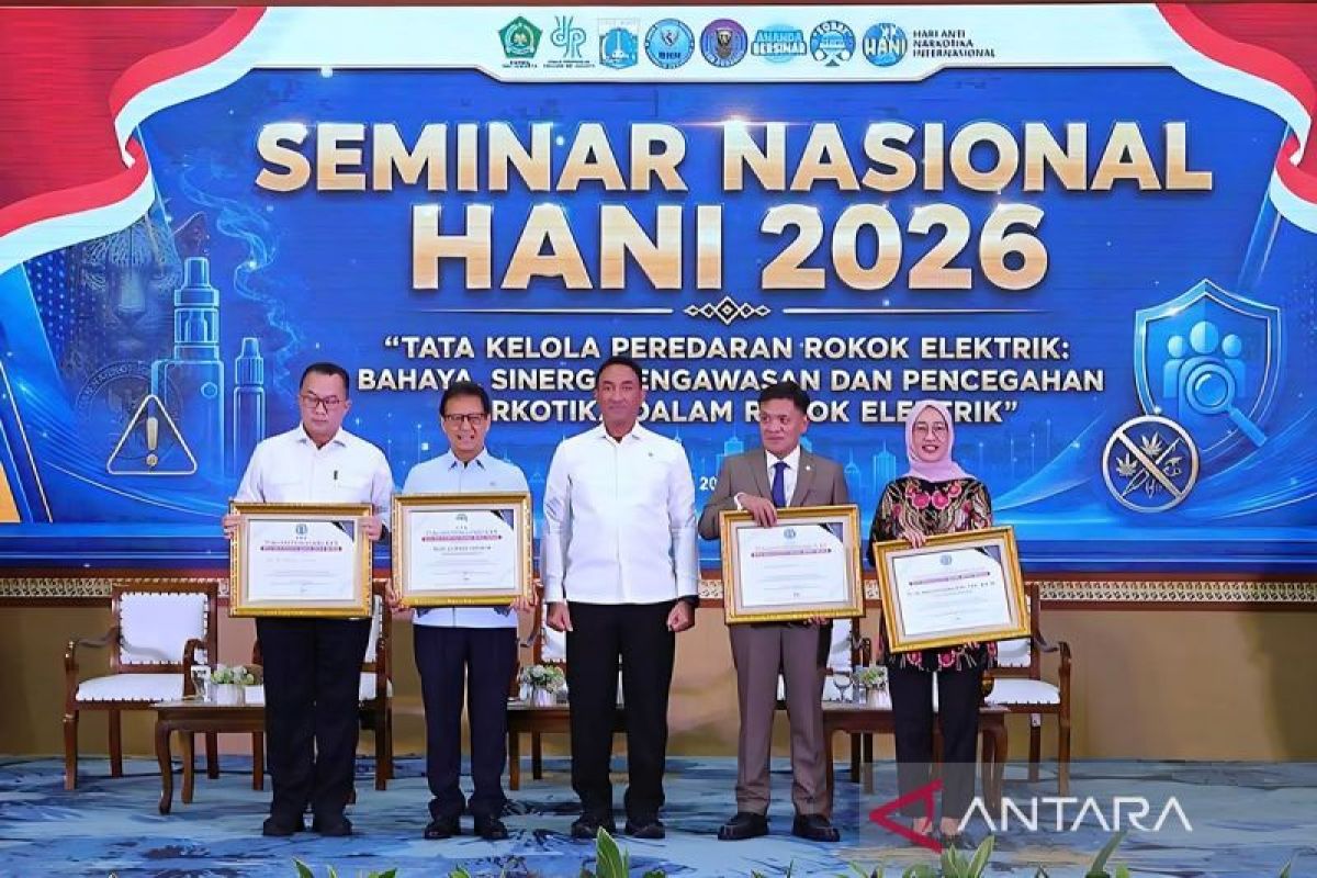 Health Minister: E-cigarettes as dangerous as conventional cigarettes