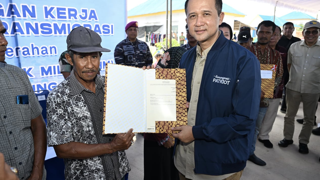 After 21-Year Wait, State Finally Grants Land Certificates to 441 Transmigrant Families in Simeulue, Aceh