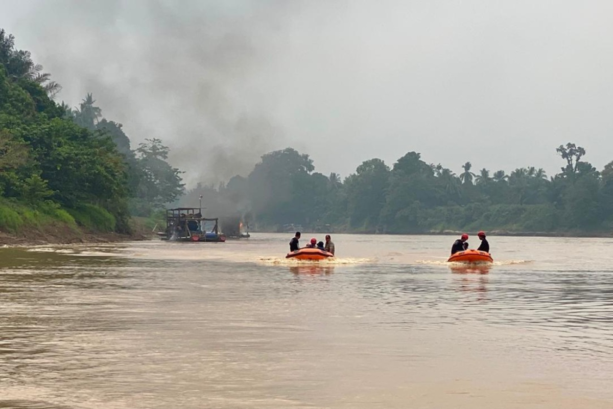 Tebo Police Destroy Seven Illegal Gold Mining Rafts on the Batanghari River