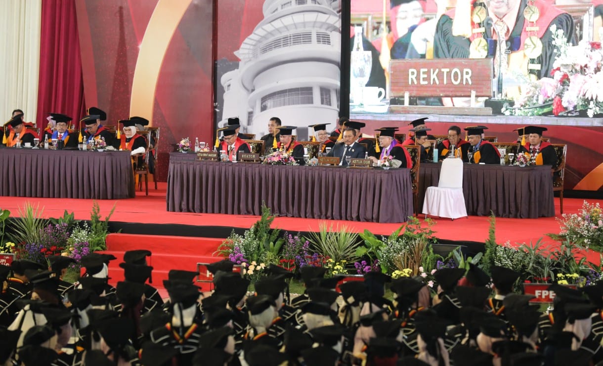 UPI Graduates 999 Students, Urges Integrity Amid Economic Pressure