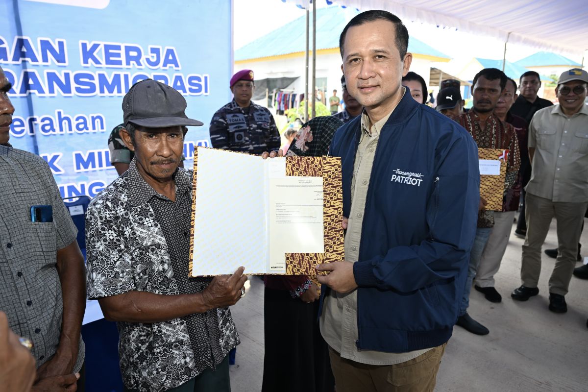 Ministry of Transmigration Issues 441 Land Certificates for Simeulue Transmigrants