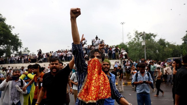 Cockroach Party Protests Swell as Opposition Joins Masses to Rattle the Regime