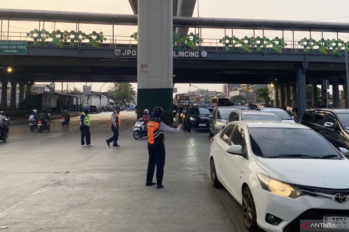 East Jakarta Transportation Agency Implements Traffic Engineering at Cakung Intersection to Prevent Congestion