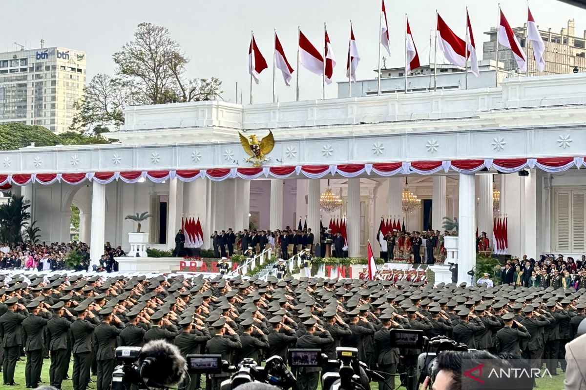 Prabowo commissions 1,177 military and police officers at state palace
