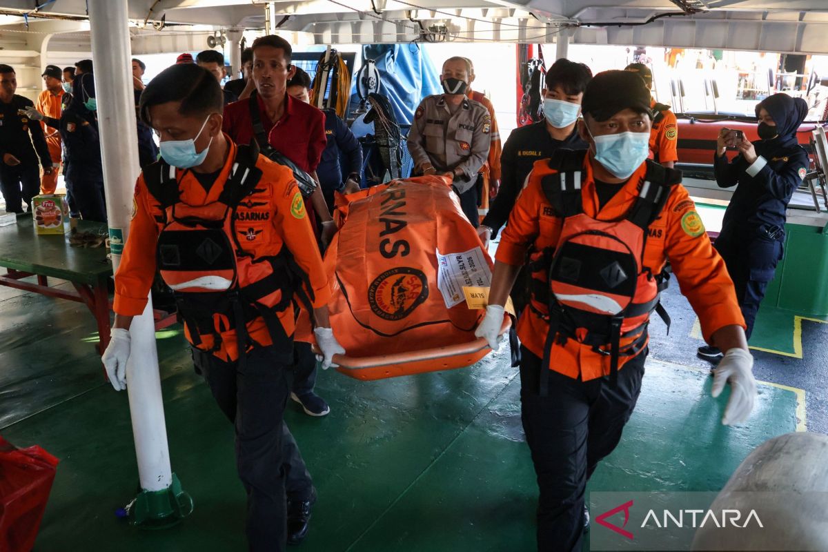 SAR Team Evacuates Two Bodies Believed to be Victims of KM Nurul Salsa