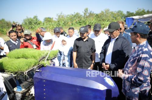 Agriculture Minister Visits East Java, Acquires ITS Innovations: Corn Seeds, Amphibious Tractor, and Coconut Climbing Tool