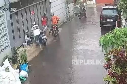 Woman in Bandung Gets Police Escort Home Due to Fear of Street Crime