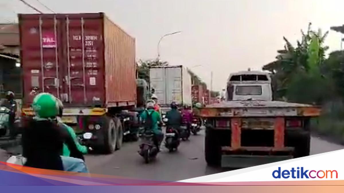 Cakung-Cilincing Road Congested This Afternoon Due to Container Truck Queue
