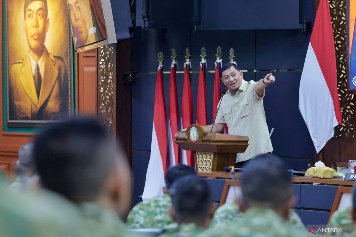 Defence Minister urges Seskoad students to adapt to changing times