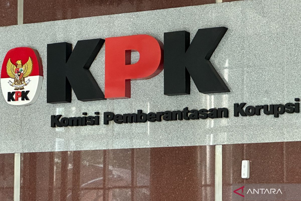 KPK examines four suspects in East Java grant fund case