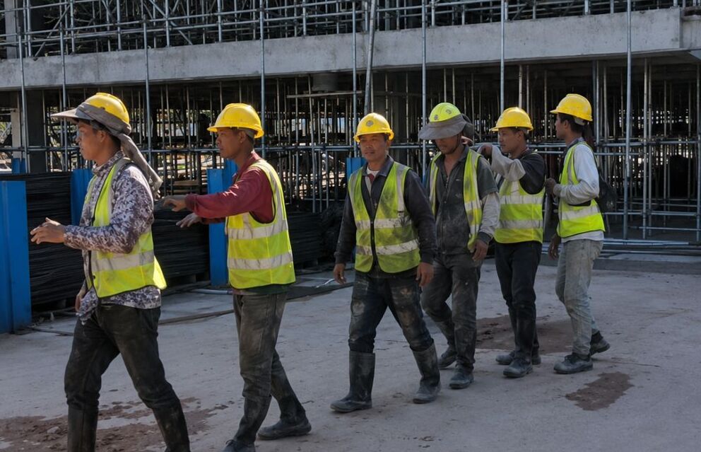 Dozens of Chinese Foreign Workers Flee During Immigration Raid on Nongsa Data Centre Project