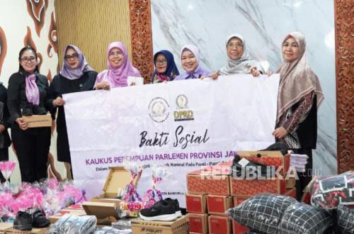 West Java Parliament Women's Caucus Distributes Aid to Children's Home on National Children's Day