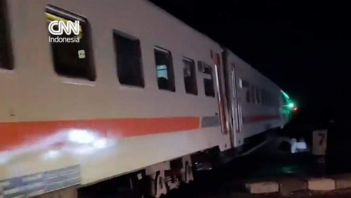 Level Crossing Barrier Not Closed, Truck Nearly Hit by Brantas Train