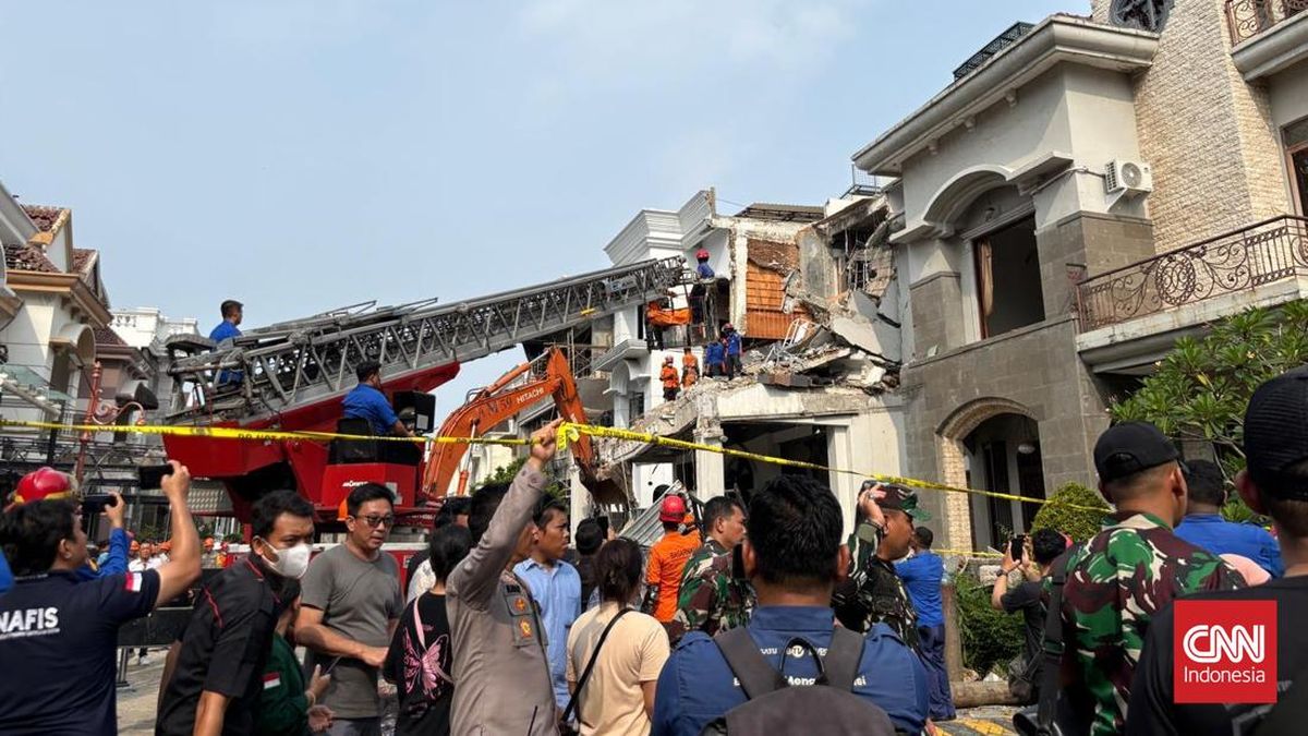 Police Process Crime Scene at Grand Polonia House in Medan After Explosion