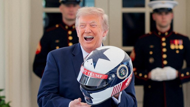Trump's Actions Divide the US, Banks Urged to Reject Subscription Scheme