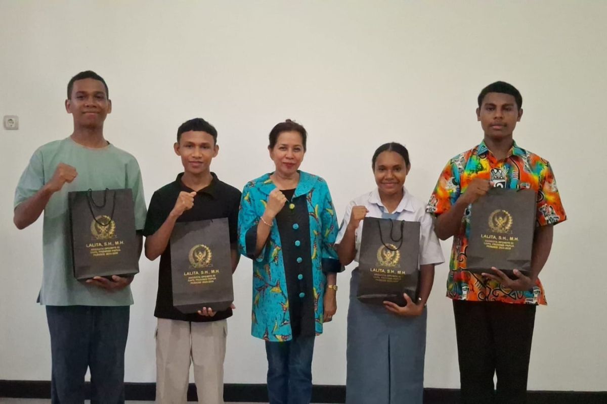 Senator Lalita Provides Scholarships for 10 Papuan Students