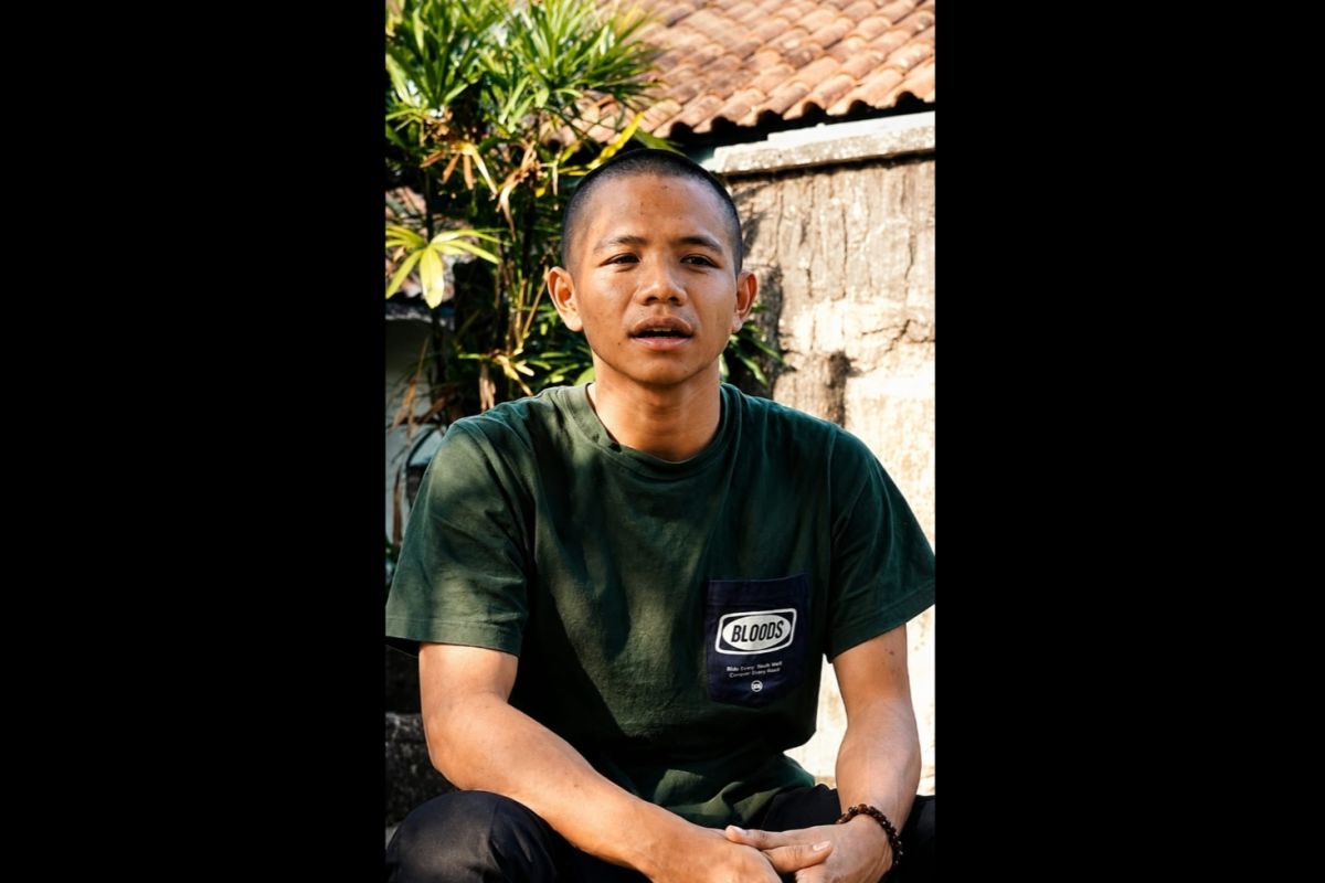 Orphan from Ciamis passes army selection using pull-up bar built by late father