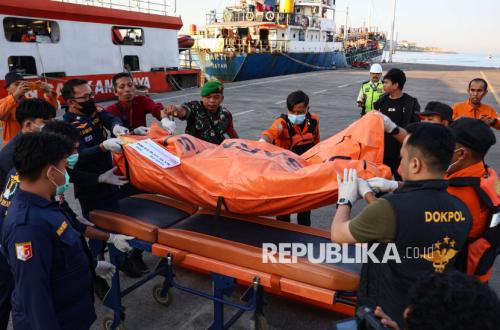SAR Team Evacuates Two Bodies Suspected to Be KM Nurul Salsa Victims in Selayar Waters