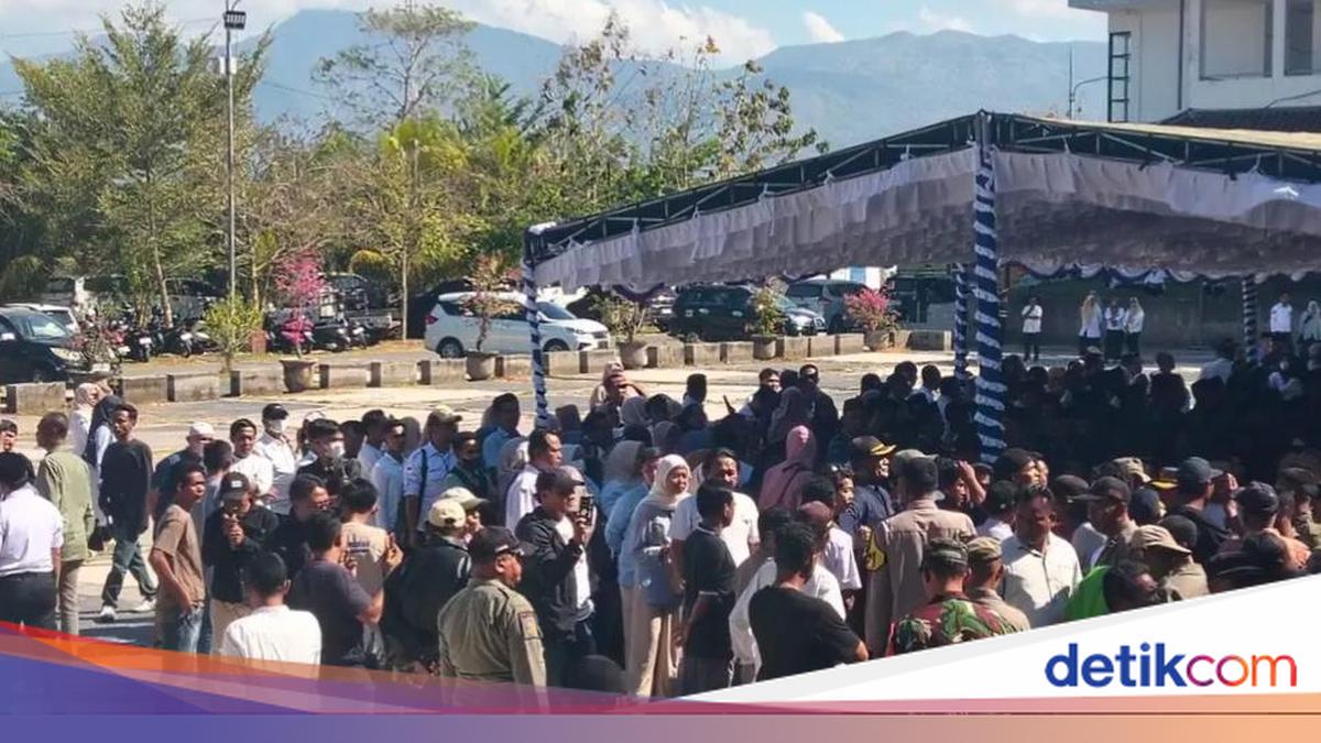 Bima Regent Inaugurates 274 Officials Amid Protests from Supporters