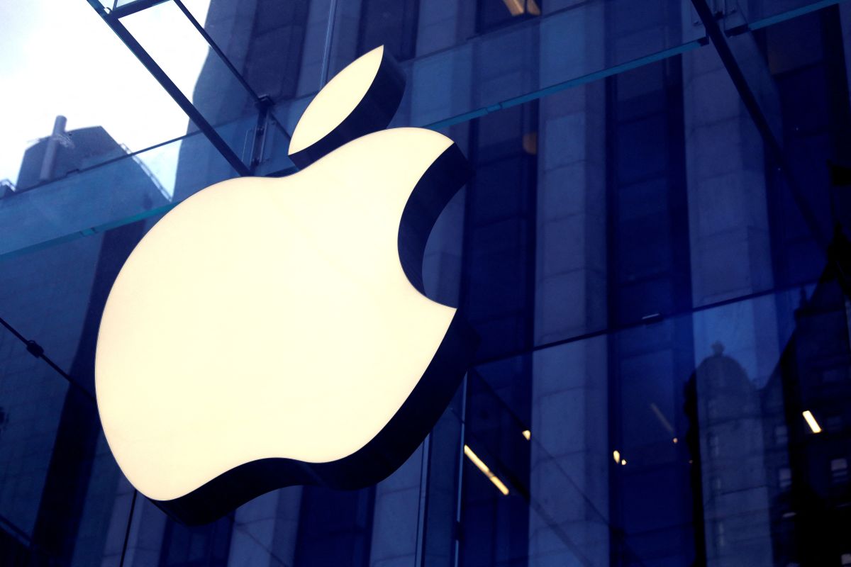 iOS 27 Code Hints at iPhone with Dual Battery